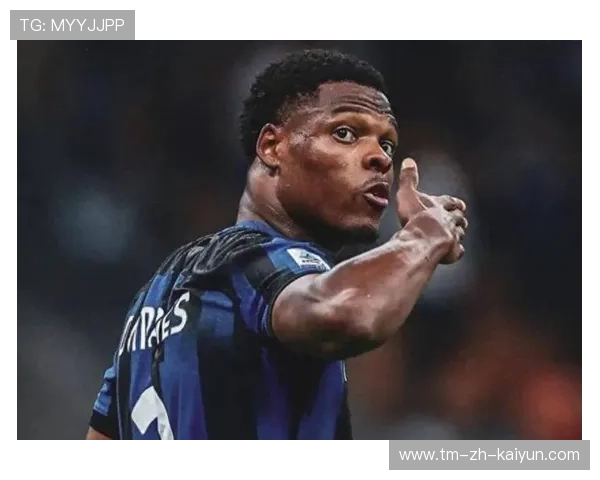 国米邓弗里斯头球发力，皮球坠入网内：从传中到致胜的一记瞬间